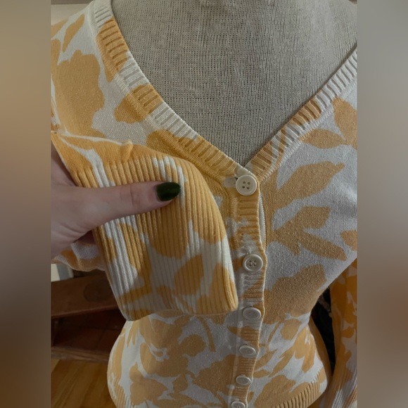 Adorable Sweater/Cardigan - eci brand - Picture 3 of 3